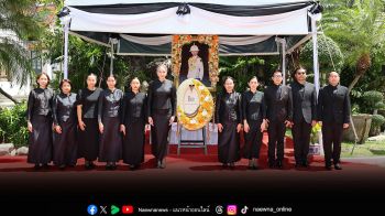 ไอ.ซี.ซี. น้อมถวายสักการะพระศพและวางพวงมาลาเบื้องหน้าพระรูป พระองค์ภา ณ พระที่นั่งพิมานรัตยา