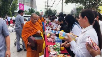 โคราชร่วมใจ ‘ทำบุญตักบาตร’ น้อมอาลัยคณะพระธุดงค์เหยื่ออุบัติเหตุมุกดาหาร