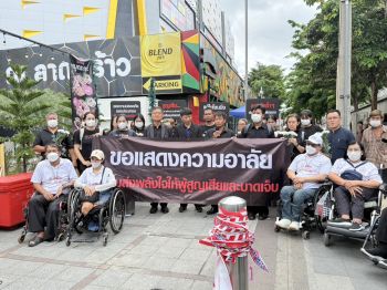 ภาคประชาชน เหยื่อผู้เคยสูญเสียร่วมกันทำกิจกรรมไว้อาลัย เหตุไฟไหม้โรงเบียร์ลาดพร้าว