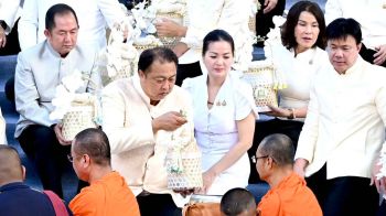 รมว.ทส.พร้อมคณะผู้บริหาร ร่วมถ่ายทำวีดิทัศน์ประชาสัมพันธ์กิจกรรมตักบาตรทางเรือ ในงาน สายน้ำแห่งชีวิต ใต้ร่มพระบารมี สืบสานวิถีรัตนโกสินทร์