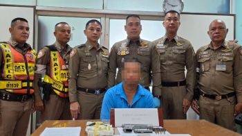 ตำรวจ บก.จร.ตั้งด่านควันดำ เรียกตรวจรถตู้มีพิรุธ ค้นเจอปืนเถื่อนซุกใต้เบาะ