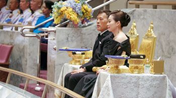 พระบาทสมเด็จพระเจ้าอยู่หัว และสมเด็จพระนางเจ้าฯ พระบรมราชินี ทอดพระเนตรการแสดงกาชาดคอนเสิร์ตครั้งที่ 52 “STILL ON MY MIND ธ สถิต ในดวงใจนิรันดร์”
