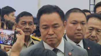 เซ่นอุทธรณ์บัตรคนจน ชาวบ้านดับ3 \'อนุทิน\'กุมขมับบี้ขรก. เดินเข้าไปหาประชาชน