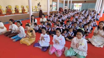 รร.นายกวัฒนากร จัดแห่เทียนพรรษา ถวาย วัดอุดมธานี