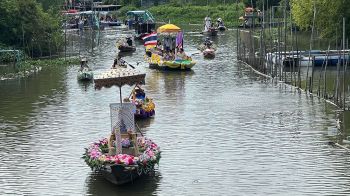 อลังการเมืองกรุงเก่า! ‘แห่เทียนพรรษาทางน้ำ’ ล่องคลองโพธิ์ถวาย 2 วัดตำนาน