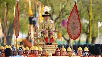 ปวงประชาร่มเย็น ใต้ร่มพระบารมี พระบาทสมเด็จพระวชิรเกล้าเจ้าอยู่หัว รัชกาลที่ 10 แห่งพระบรมราชจักรีวงศ์