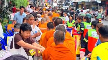 ทนายเชาว์ นำชาวห้วยขวางตักบาตรถวายเป็นพระราชกุศล เฉลิมพระเกียรติรัชกาลที่ 10