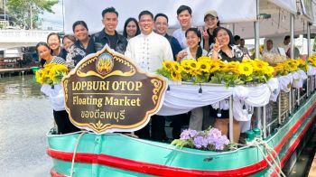ผวจ.ลพบุรี นำสินค้า OTOP ลงเรือโบราณในงาน ‘สายน้ำแห่งชีวิต’ เพื่อช่วยคนไร้ที่พึ่ง