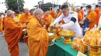 ผวจ.โคราช นำประชาชนสวมชุดขาว ทำบุญตักบาตร เฉลิมพระเกียรติ ร.10