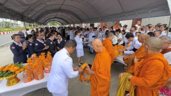 ‘นอภ.สมุย’ นำหัวหน้าส่วนราชการและประชาชน ตักบาตรเฉลิมพระเกียรติ