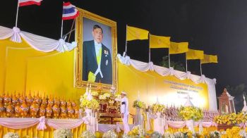 ผวจ.โคราช นำข้าราชการ-พสกนิกร จุดเทียนถวายพระพรชัยมงคล ร.10