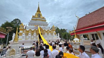 พัทลุงรวมใจเป็นหนึ่ง! รองผู้ว่าฯนำทุภาคส่วน ‘เวียนเทียน-ห่มพระธาตุ’
