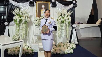 ครูอาชีวะอุบลฯ เข้ารับพระราชทานโล่เกียรติคุณ \'ลูกที่มีความกตัญญูกตเวทีอย่างสูงต่อแม่\'