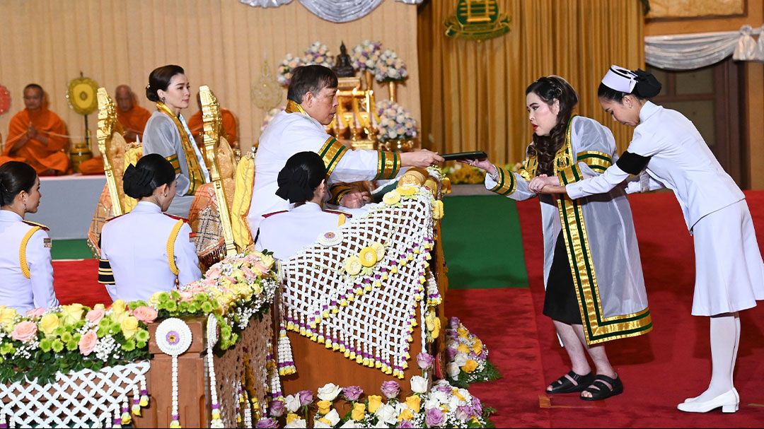 ในหลวง-พระราชินี พระราชทานปริญญาบัตรแก่ผู้สำเร็จการศึกษาจาก มสธ. ประจำปีการศึกษา 2566