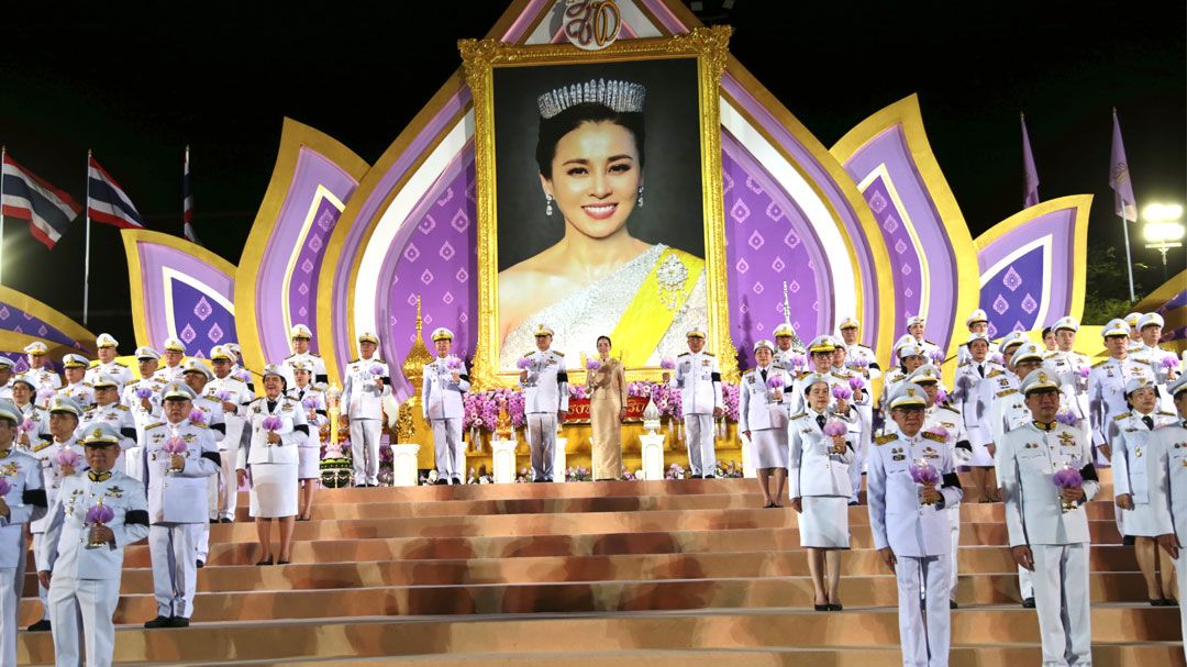 นายกฯ-ภริยา นำจุดเทียนถวายพระพรชัยมงคล เนื่องในพระราชพิธีมหามงคลเฉลิมพระชนมพรรษา 4 รอบ พระราชินี