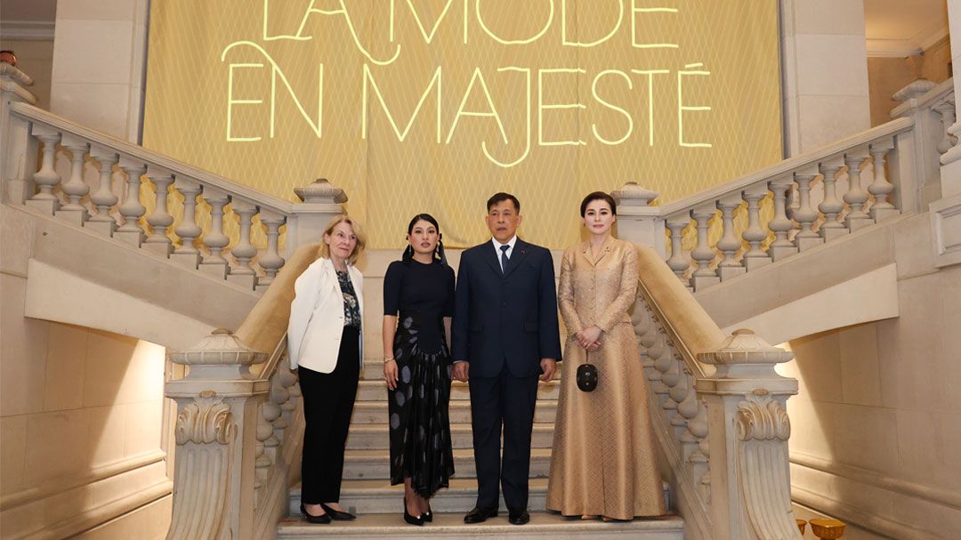 ‘ในหลวง-พระราชินี’ เสด็จฯ ไปทอดพระเนตรนิทรรศการ ราชพัสตราสู่สากล ณ พิพิธภัณฑ์ศิลปะการตกแต่ง กรุงปารีส