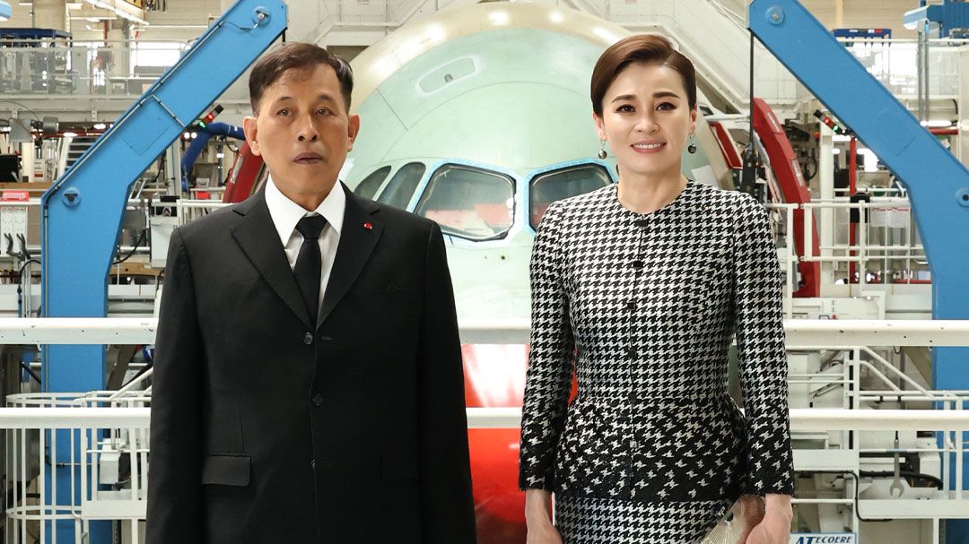 ในหลวง-พระราชินี เสด็จศูนย์ส่งมอบอากาศยานบริษัทแอร์บัส ทอดพระเนตรอุตสาหกรรมการบินในอนาคต ทอดพระเนตรโรงงานประกอบเครื่องบิน  และทรงทำการบินจำลองเสมือน