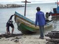 ประมงพื้นบ้านเก็บเรือขึ้นชายหาด หลังอุตุใต้เตือนคลื่นลมแรง