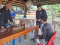 ตรวจคนเข้าเมืองหนองคายรวบหนุ่มลาวมากรีดยางไม่ขออนุญาตทำงาน