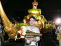 \'มาดามหยก\'ปลื้มปชช.นับหมื่นคน พร้อมใจเดินขึ้นดอยสุเทพฯ ร่วมถวายเครื่องสักการะ และสรงน้ำพระบรมธาตุฯ