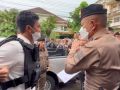 ตำรวจล็อกตัว-ใส่กุญแจมือ ค้นบ้าน‘สจ.กอล์ฟ’ ลูกนักการเมืองดังสงขลา