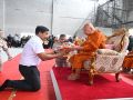 \'ชัชชาติ\' นำทีมทำบุญอุทิศส่วนบุญส่วนกุศล วางดอกไม้ยืนไว้อาลัยผู้เสียชีวิตที่ตึกสตง.