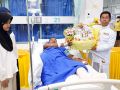 โปรดเกล้าฯรองผู้ว่าฯยะลา เชิญดอกไม้และตะกร้าสิ่งของพระราชทาน ไปมอบให้กำลังพลที่ได้รับบาดเจ็บเหตุคนร้ายลอบยิง