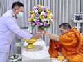 \'ในหลวง-พระราชินี\' พระราชทาน​แจกันดอกไม้ทรงเยี่ยม \'หลวงปู่ศิลา\'