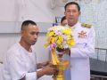 \'ในหลวง-พระราชินี\'พระราชทานดอกไม้และตะกร้าสิ่งของ แก่อาสาสมัครทหารพรานที่ได้รับบาดเจ็บ