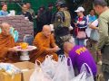 \'หลวงปู่เครน\'มอบพระเครื่อง \'หลวงปู่ศิลา รุ่นเหนือดวง\' เป็นขวัญกำลังใจให้กับทหารทุกคน