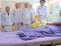 \'ในหลวง\'โปรดเกล้าฯให้ผู้ว่าฯสุรินทร์ เชิญดอกไม้และตะกร้าสิ่งของพระราชทานกำลังพลบาดเจ็บ