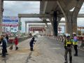 พระราม2อีกแล้ว  รถเครนสร้างทางด่วนคว่ำ  ทับรถกระบะบาดเจ็บ3ราย