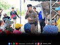 \'ผบ.ตร.\'ลงพื้นที่อุทกภัยอ่างทอง กำชับตำรวจดูแลความปลอดภัยประชาชน