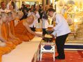 \'ในหลวง-พระราชินี\'ทรงบำเพ็ญพระราชกุศลถวายผ้าพระกฐิน วัดราชบพิธฯ-วัดพระเชตุพนฯ