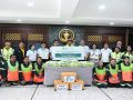 กทม.รับมอบเสื้อสะท้อนแสง 500 ชุดจากเอกชนส่งต่อพนักงานกวาด