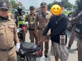 ตร.กาญจน์ รวบหนุ่มใหญ่คาด่านตรวจกลางเมือง ซุกยาบ้า ซ้ำฉี่ม่วง ไร้ใบขับขี่