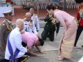 เปิดภาพ! พระราชินี ทรงพระเมตตาสอบถาม ชายฝ่าขบวนเสด็จ