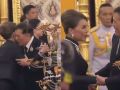 \'ในหลวง\'ทรงคม-ทรงสวมกอด \'ทูลกระหม่อมหญิงอุบลรัตน์\' ขณะเสด็จพระพิธีธรรมฯ