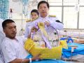 \'ในหลวง\' โปรดเกล้าฯ ให้รองผู้ว่าฯ นราธิวาส เชิญดอกไม้และตะกร้าสิ่งของพระราชทานไปมอบเจ้าหน้าที่ตำรวจที่ได้รับบาดเจ็บ