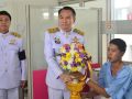 ในหลวง พระราชทานดอกไม้-ตะกร้าสิ่งของ แก่กำลังพลที่บาดเจ็บจากสถานการณ์ไทย-กัมพูชา