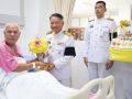 ในหลวงโปรดเกล้าฯ พระราชทานดอกไม้-สิ่งของ แก่ทหารบาดเจ็บชายแดนไทย-กัมพูชา