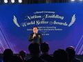 ศ.ดร.เกรียงศักดิ์ มอบโล่รางวัล ยกย่อง ดร.สุเมธ ตันติเวชกุล ผู้สูงอายุสร้างชาติระดับนานาชาติ