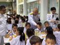 ในหลวง โปรดเกล้าฯ พระราชทานเลี้ยงอาหารกลางวันแก่นักเรียน คณะครู บุคลากร เจ้าหน้าที่ โรงเรียนวัดจันทรสโมสร