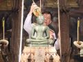 ในหลวง-พระราชินี เสด็จฯ ทรงเปลี่ยนเครื่องทรงฤดูร้อนเป็นเครื่องทรงฤดูฝน ถวายพระแก้วมรกต