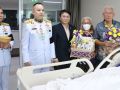 ในหลวง พระราชินี โปรดเกล้าฯ ให้เชิญดอกไม้และสิ่งของพระราชทาน มอบผู้บาดเจ็บเหตุกราดยิงในโรงเรียน