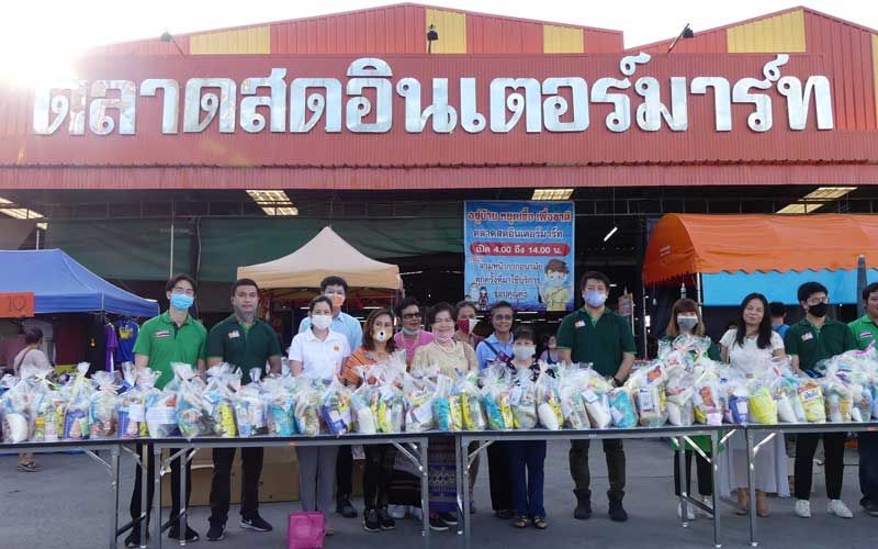 ฝ่าวิกฤตไปด้วยกัน! เจ้าของตลาดปทุมฯแจกถุงยังชีพ-อั่งเปา ช่วยปชช.ช่วงโควิด