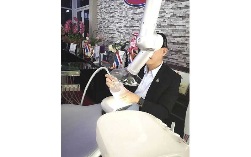 ผู้ประกอบการไทยคิดค้นเครื่องมือ  ช่วยทันตแพทย์ลดเสี่ยงไวรัสโควิด-19