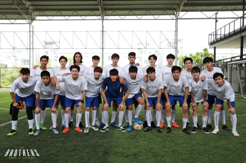 20 หนุ่มหล่อ'The Brothers'โชว์ลีลาเด็ด'ลีซอ ธีรเทพ'บุกสอนเทคนิค'เตะฟุตบอล'