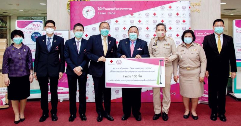 ก้าวเดินอย่างมั่นใจ แก้ไขการเดินติดขัดด้วย ‘ไม้เท้าเลเซอร์พระราชทาน’