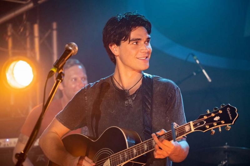 คุยกับหนุ่มหล่อเจ้าเสน่ห์ ‘เคเจ อาปา’  เพราะทุกคนต่างเคย ‘เจ็บปวด สูญเสีย และผิดหวัง’